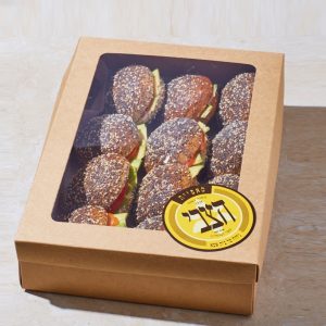 מיני המבורגר ופרג סלט אבוקדו ועגבניה