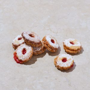 עוגיות סנביץ׳ מילוי תות